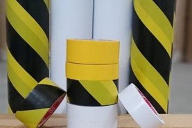 BĂNG KEO DÁN NỀN SỌC VÀNG ĐEN 4F8*33M, 6 CUỘN/CÂY 